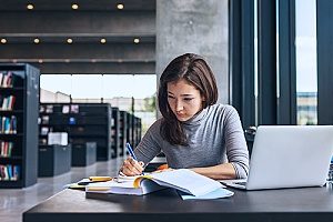 a college student who does not have to pay for her studies thanks to her parents having 529 college savings plans